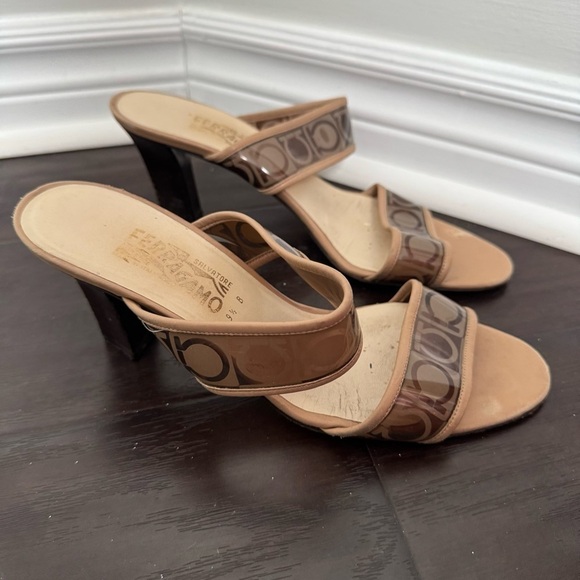 Vintage Salvatore Ferragamo Women's Tan  kitten Heel Sandals 9.5 y2k vacation - Picture 2 of 5